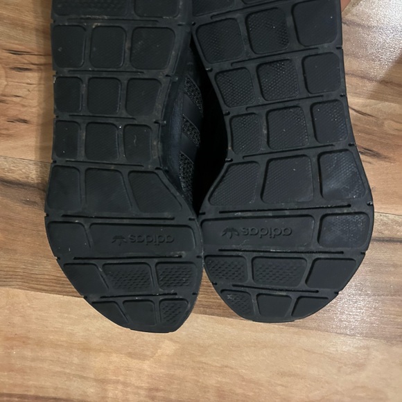 Adidas Original Swift Run | 5Y (Big Kids) | Black - Picture 7 of 7